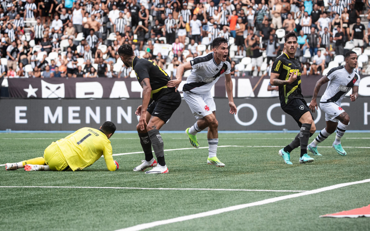 Na terceira como titular do Vasco, Galdames marcou o primeiro gol, no cl&aacute;ssico contra o Botafogo - Leandro Amorim / Vasco