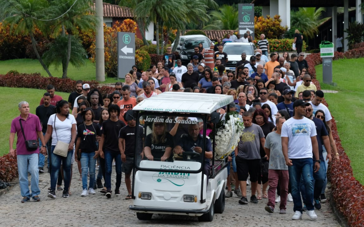 Enterro do Lorran Oliveira, DJ morto em Bangu por bandidos que invadiram uma festa - Pedro Ivo / Agência O Dia