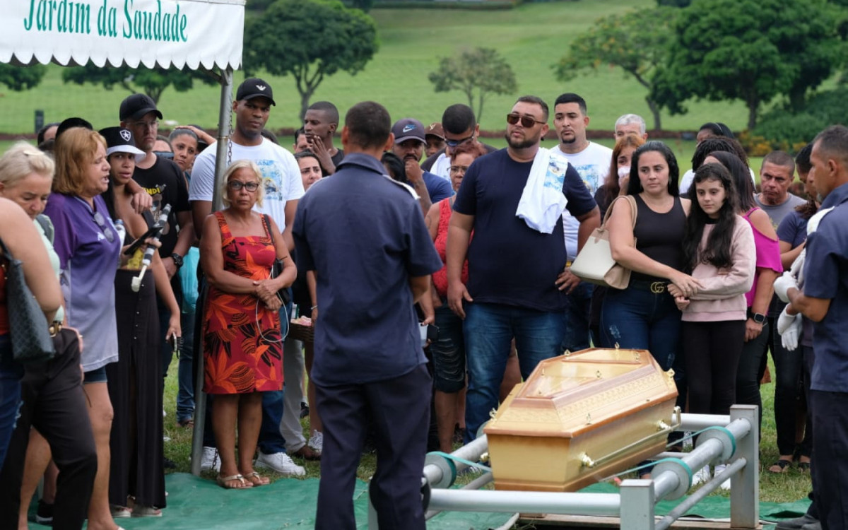 Enterro do Lorran Oliveira, DJ morto em Bangu por bandidos que invadiram uma festa