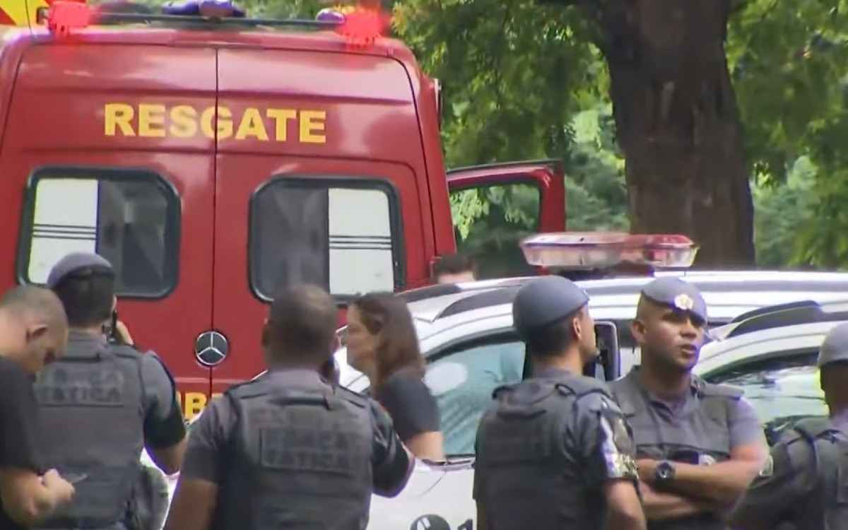 Vários policiais estão nos arredores da residência