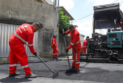 Prefeitura de Meriti realiza serviço de asfalto em vias da cidade