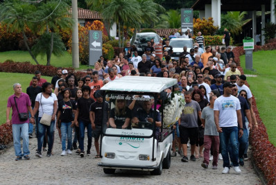 DJ morto em tiroteio na comunidade do Catiri é enterrado em Paciência