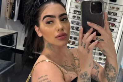 MC Mirella rebate rumores sobre marca roxa no pescoço: 'Não é chupão'