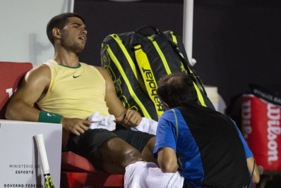 Alcaraz desiste após se machucar, e Thiago Monteiro avança no Rio Open