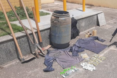 PM apreende drogas, materiais para endolação, fardamento e ferramentas em São Pedro da Aldeia