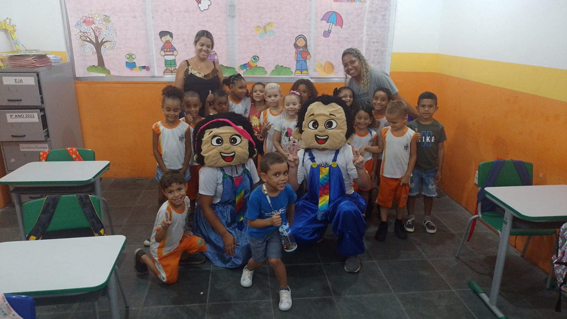 Animadores, funcionários e alunos no retorno às aulas na Escola Amélia Ricci Baroni - Divulgação