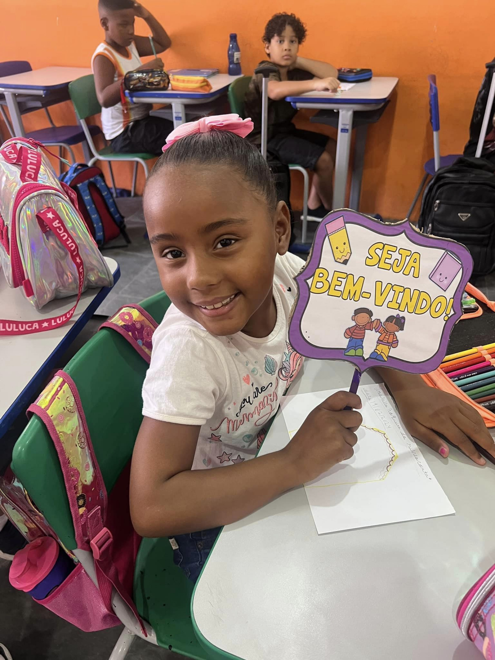 Aluna animada na volta às salas de aula para o ano letivo 2024 - Divulgação