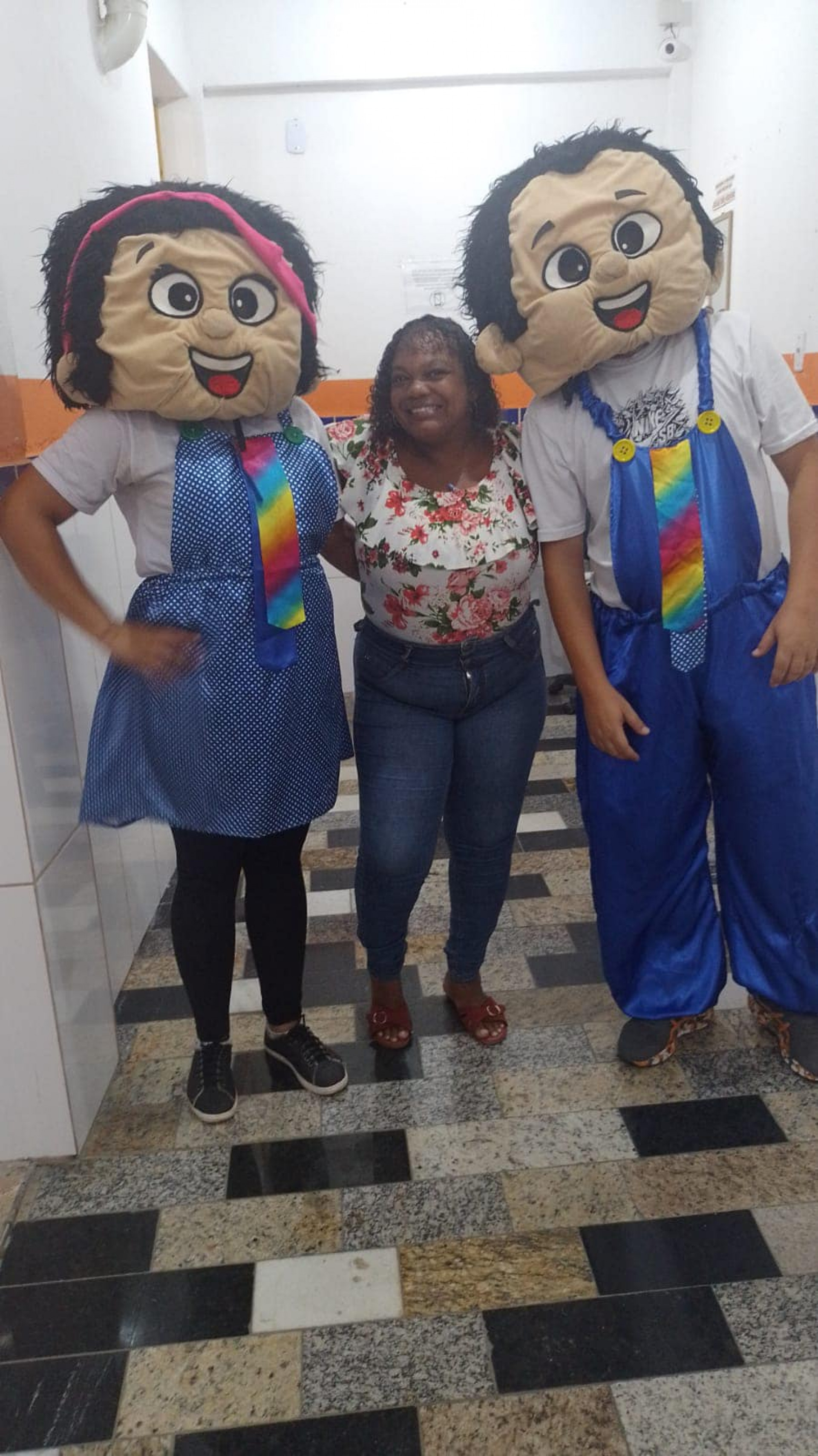 A inspetora Luciléia Germano com os bonecos animadores - Divulgação