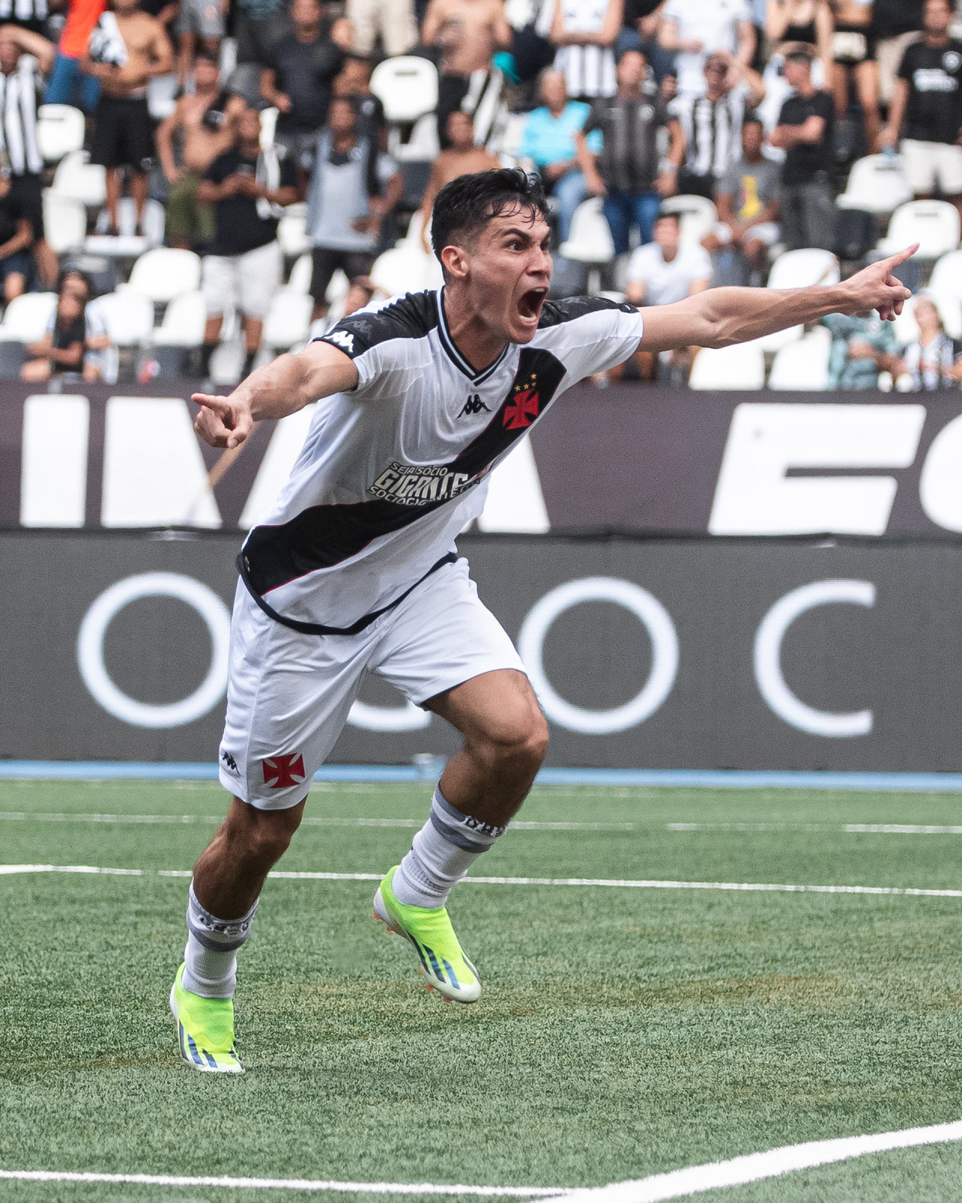 Na terceira partida como titular do Vasco, Galdames marcou o primeiro gol, no clássico contra o Botafogo