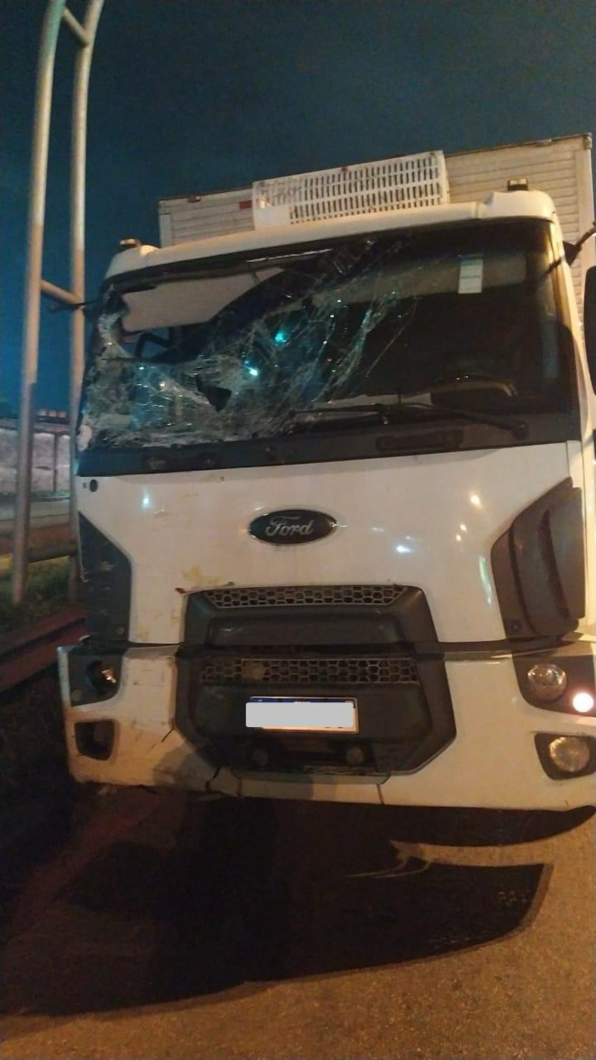 O caminhão teve o para-brisa quebrado durante o acidente