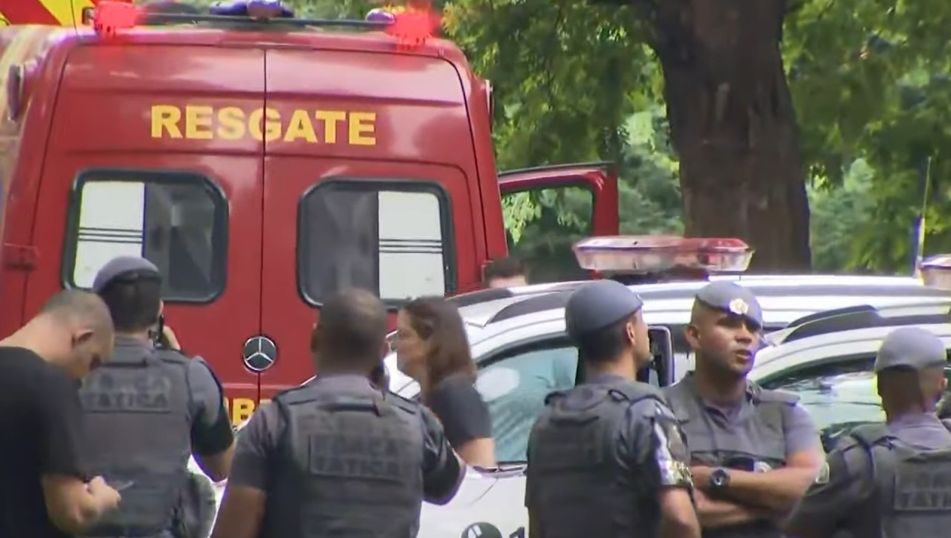 V&aacute;rios policiais est&atilde;o nos arredores da resid&ecirc;ncia - Reprodu&ccedil;&atilde;o/SBT