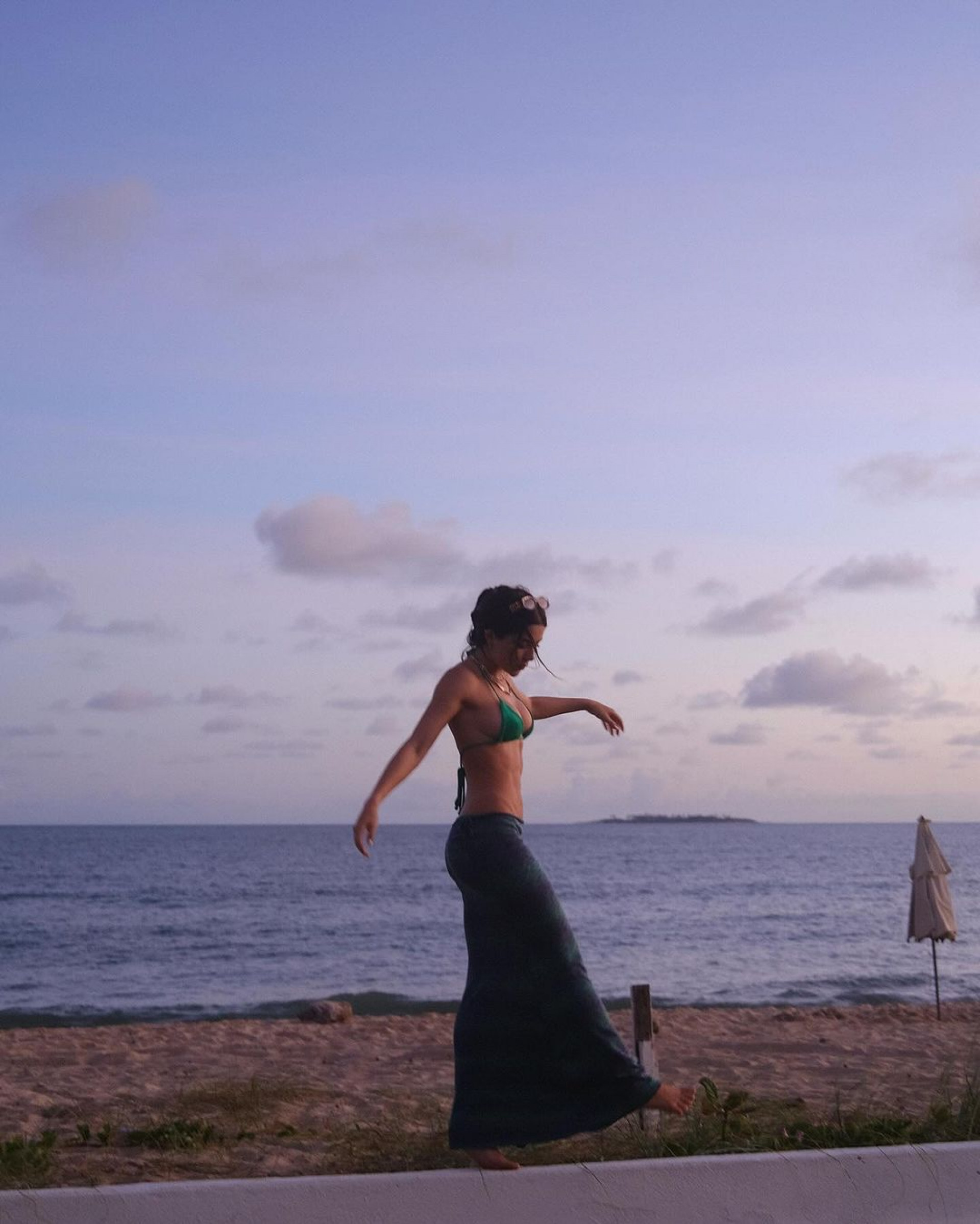 Jade Picon exibe abdômen sarado em clique na praia - Reprodução