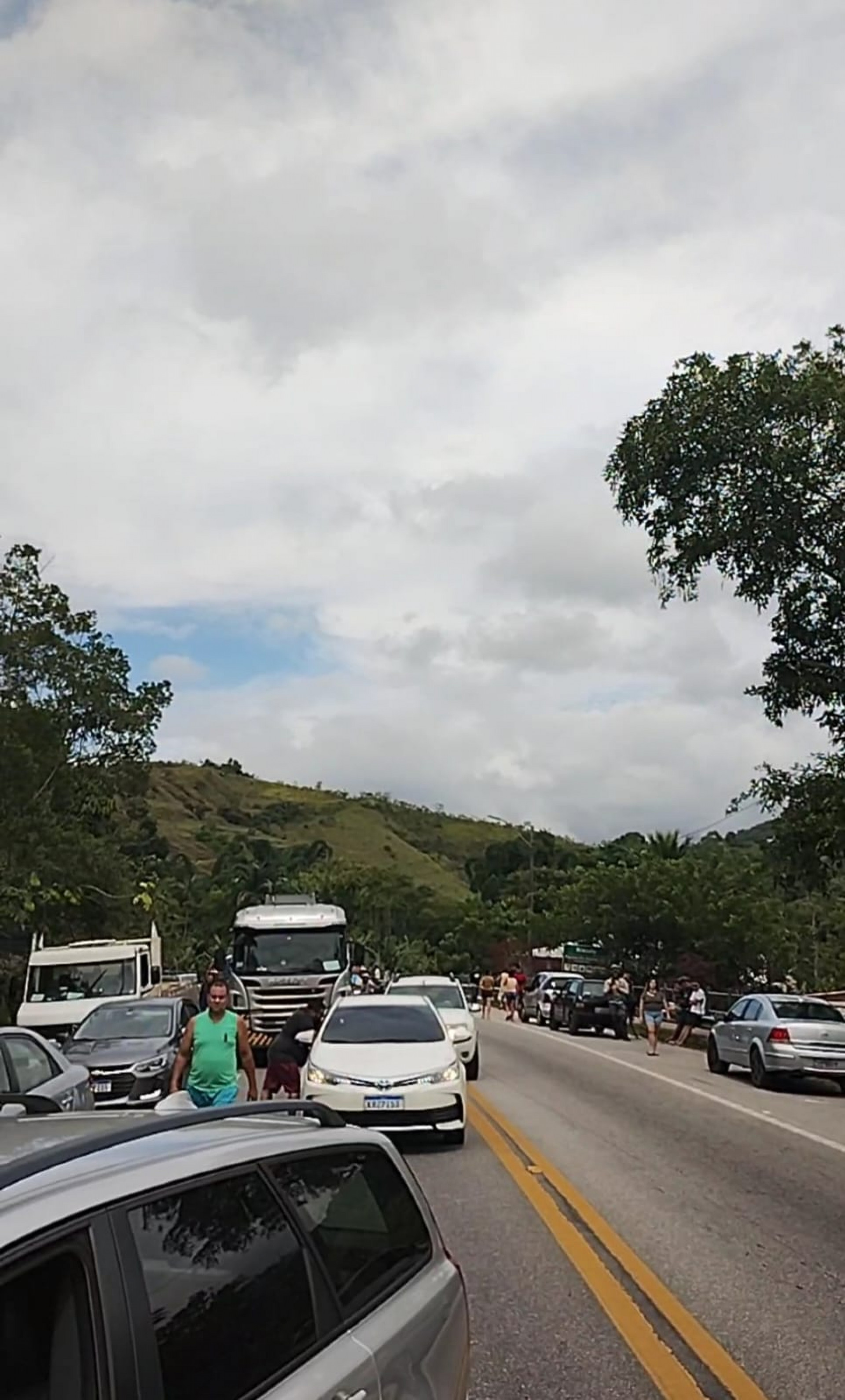 Mais de 3km de congestionamento sentido Paraty e 2km sentido Rio - Divulgação/reprodução rede social