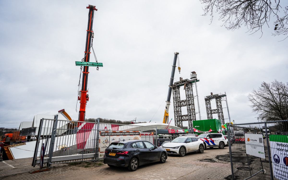 Trabalhadores estavam levantando arcos na ponte quando ocorreu o acidente