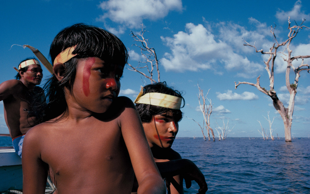 Fotografia no povoado Gavião: Hõnpryre Rõnõre jõnpiti, conhecido como Payaré e seu filho :Kôj?tôti, conhecido como Claydivaldo Costa Valdenilson com a sobrinha Hàkajwyi Lima Hàràxàre 