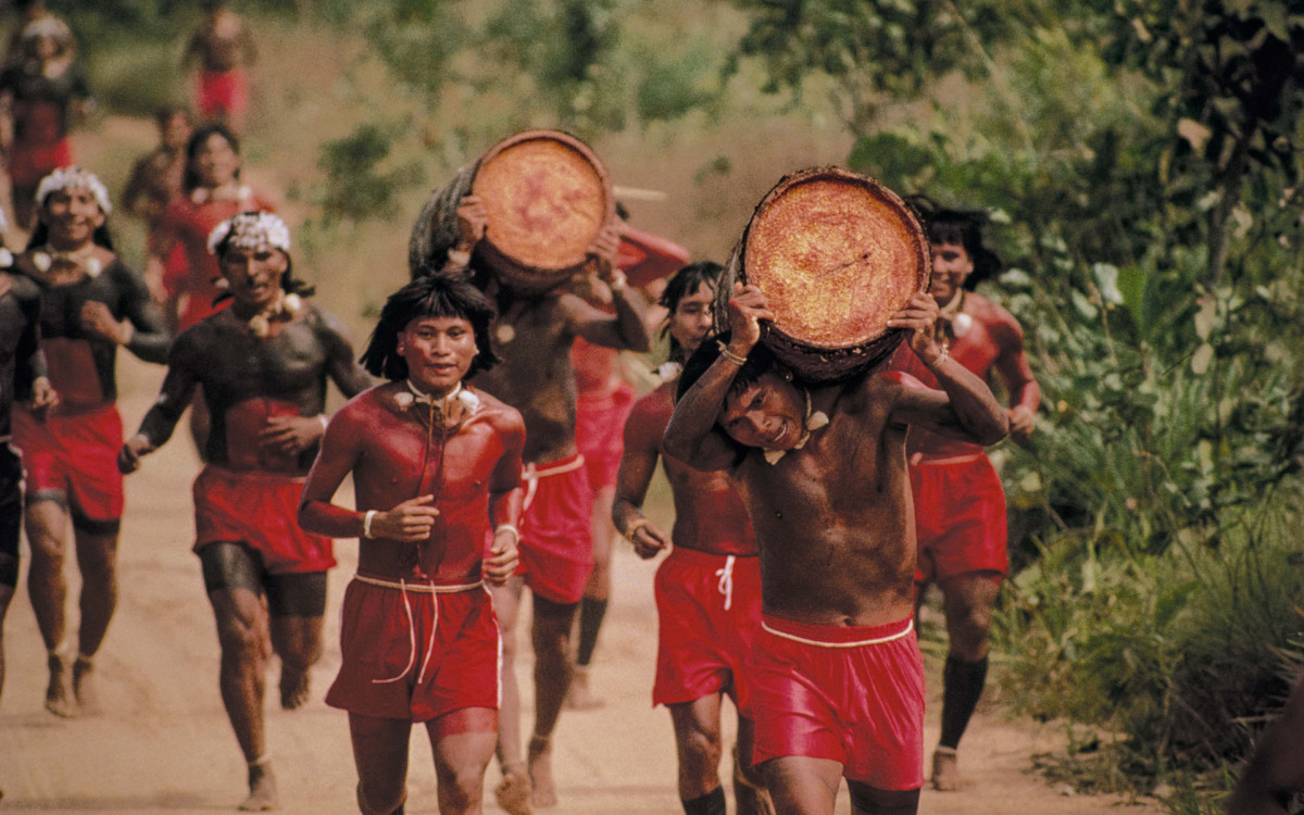 Adrelino A Oiwê, João de Deus Wairire\'u e Tito Abdzu, participantes da corrida de Tora de Buriti, do povo Xavante