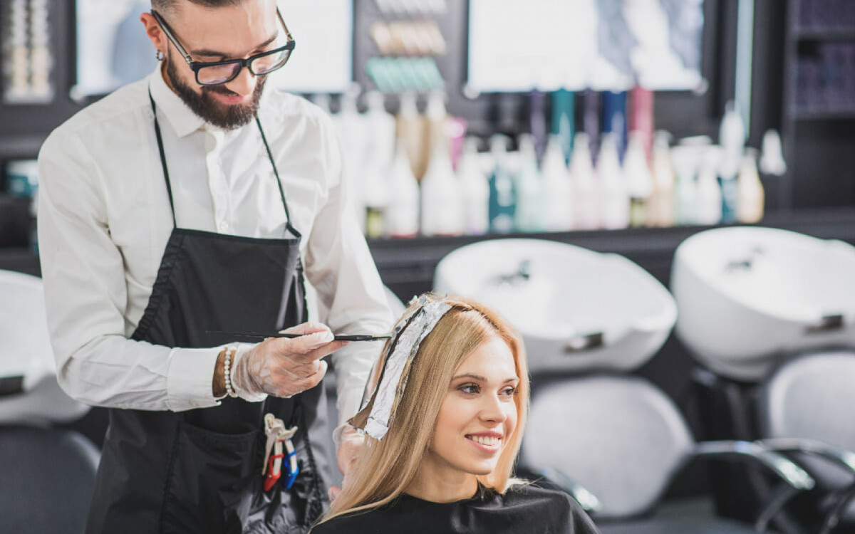 O processo de colora&ccedil;&atilde;o deve acompanhar cuidados espec&iacute;ficos para garantir a sa&uacute;de dos fios (Imagem: Olena Yakobchuk | Shutterstock)