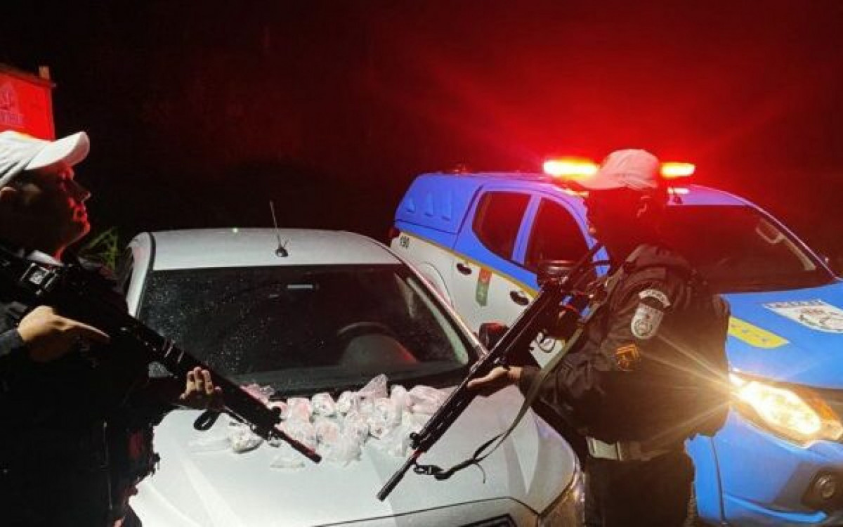 Diante dos fatos, a guarnição encaminhou Ana Luz à 121ª DP de Casimiro de Abreu, onde foi autuada em flagrante por tráfico de drogas