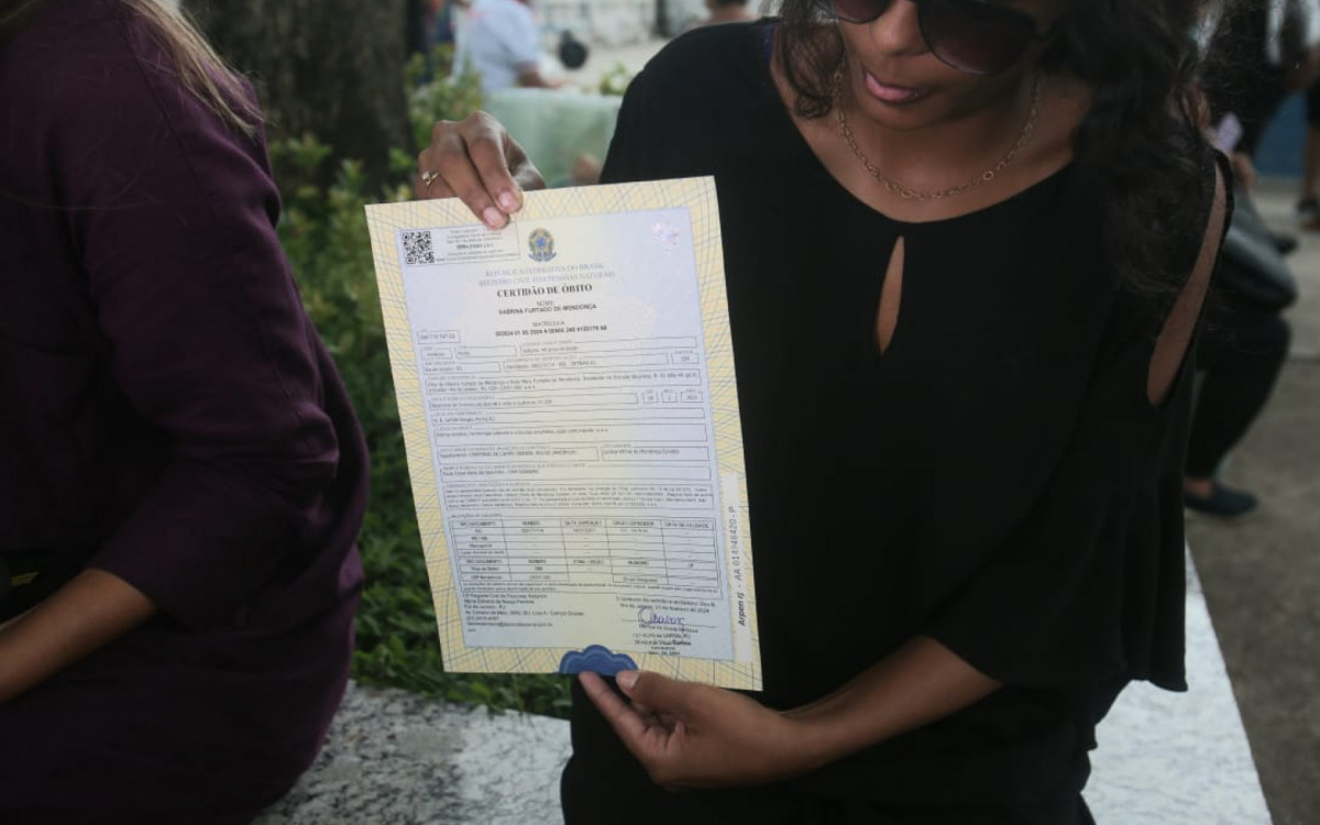 Larissa Mendon&ccedil;a, filha da v&iacute;tima, lamentou a neglig&ecirc;ncia m&eacute;dica - Cleber Mendes