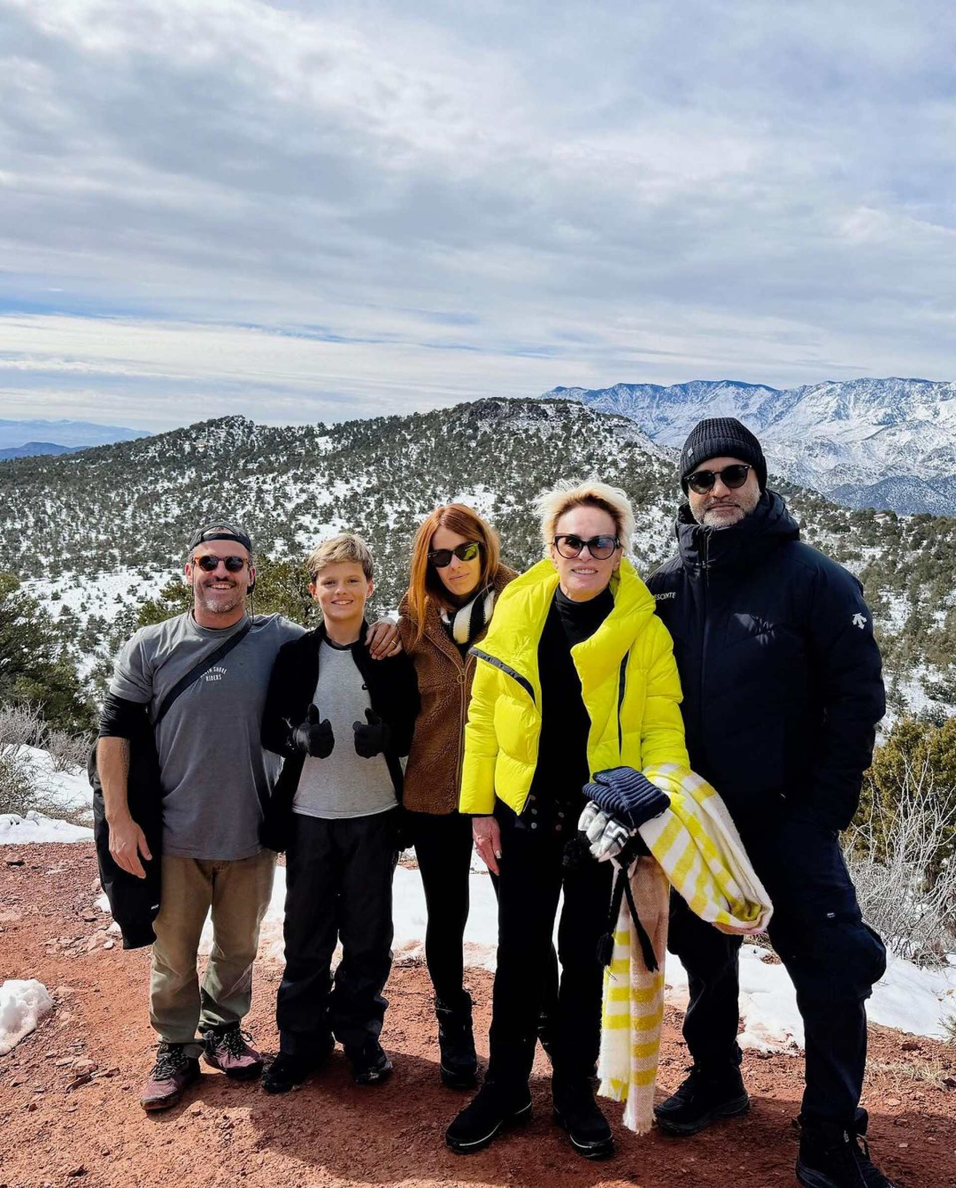 Ana Maria Braga posa com o namorado, Fábio Arruda, o filho mais novo, Pedro Maffei, a nora, Manuela Corano, e o neto, Bento - Reprodução/Instagram