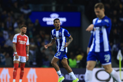 Porto marca no fim e vence o Arsenal no jogo de ida das oitavas de final da Liga dos Campeões