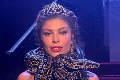 Grazi Massafera rouba a cena em ensaio com cobra nos bastidores de 'Dona Beija'