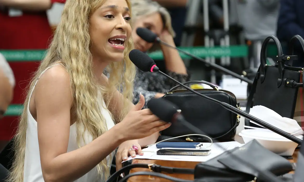 Erika Hilton é a primeira deputada trans a liderar bancada no Congresso