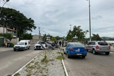 Três carros se envolvem em capotamento na orla das Palmeiras, em Cabo Frio