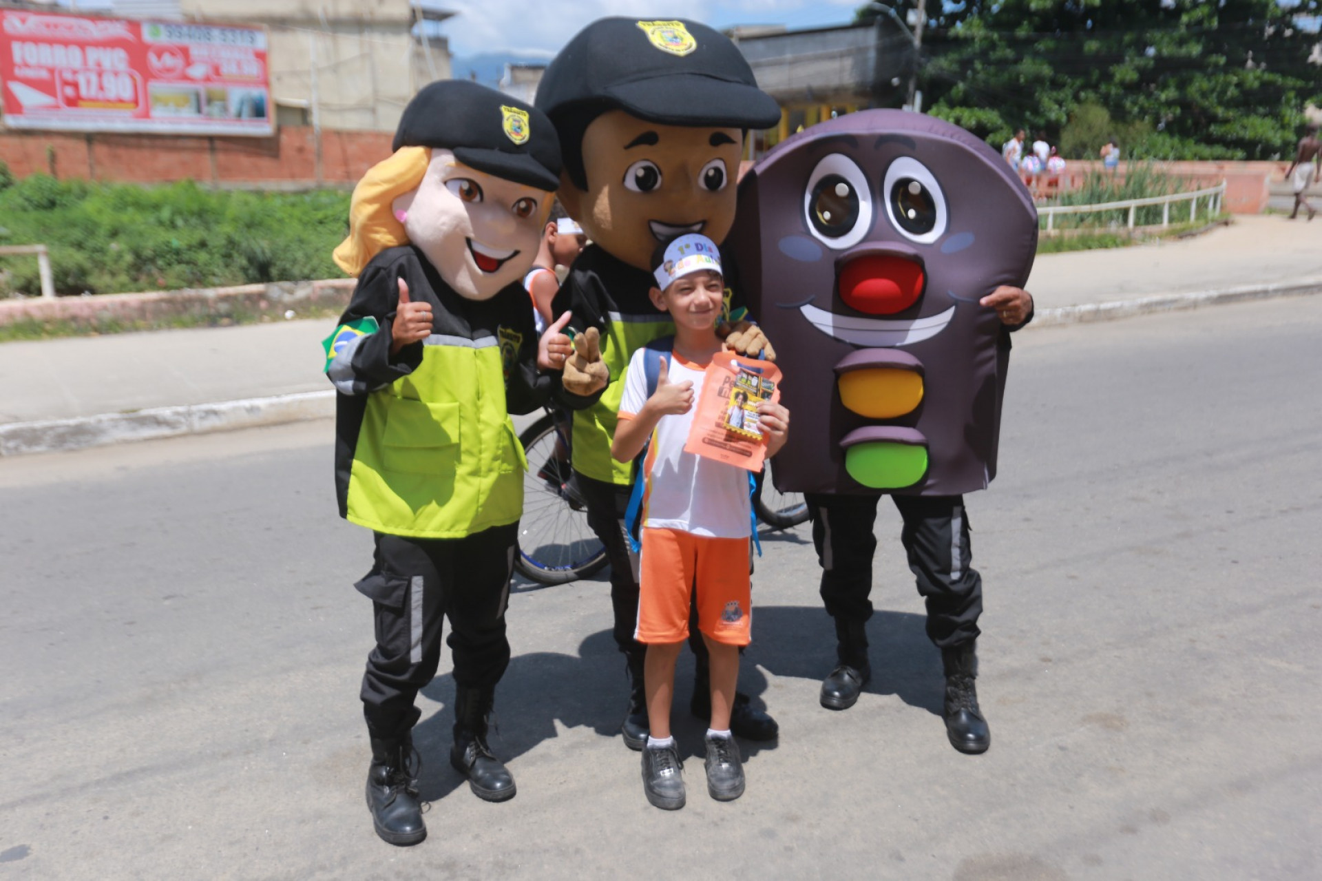 Os personagens da turma do trânsito fizeram a alegria das crianças - Rafael Barreto / PMBR