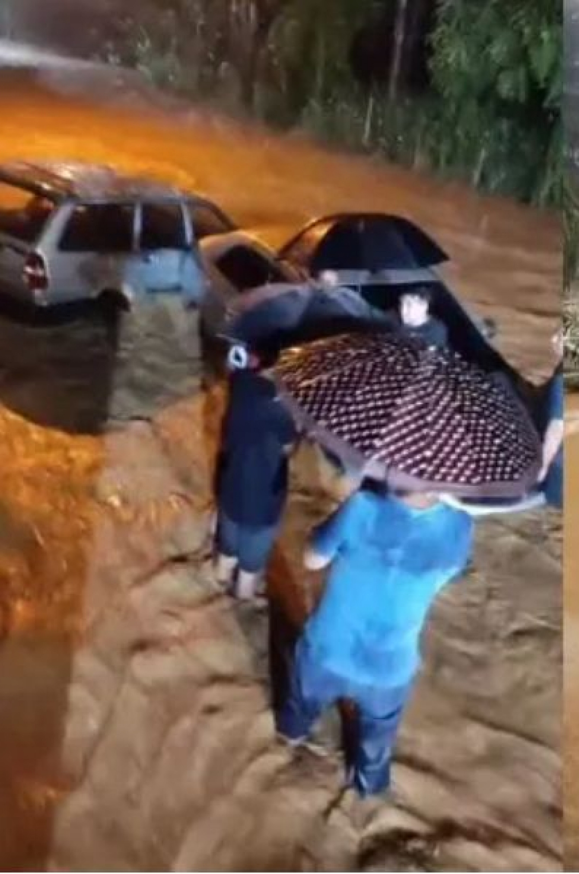 Moradores enfrentam a inundação