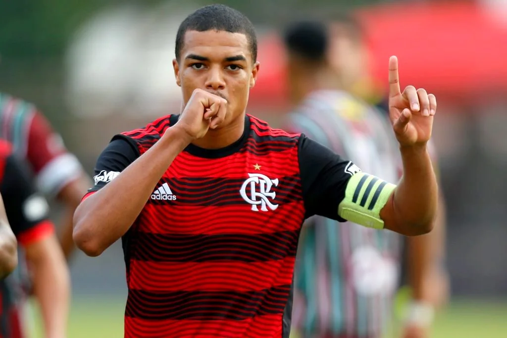 Igor Jesus evolui no Flamengo e revela inspira&ccedil;&atilde;o em Jo&atilde;o Gomes