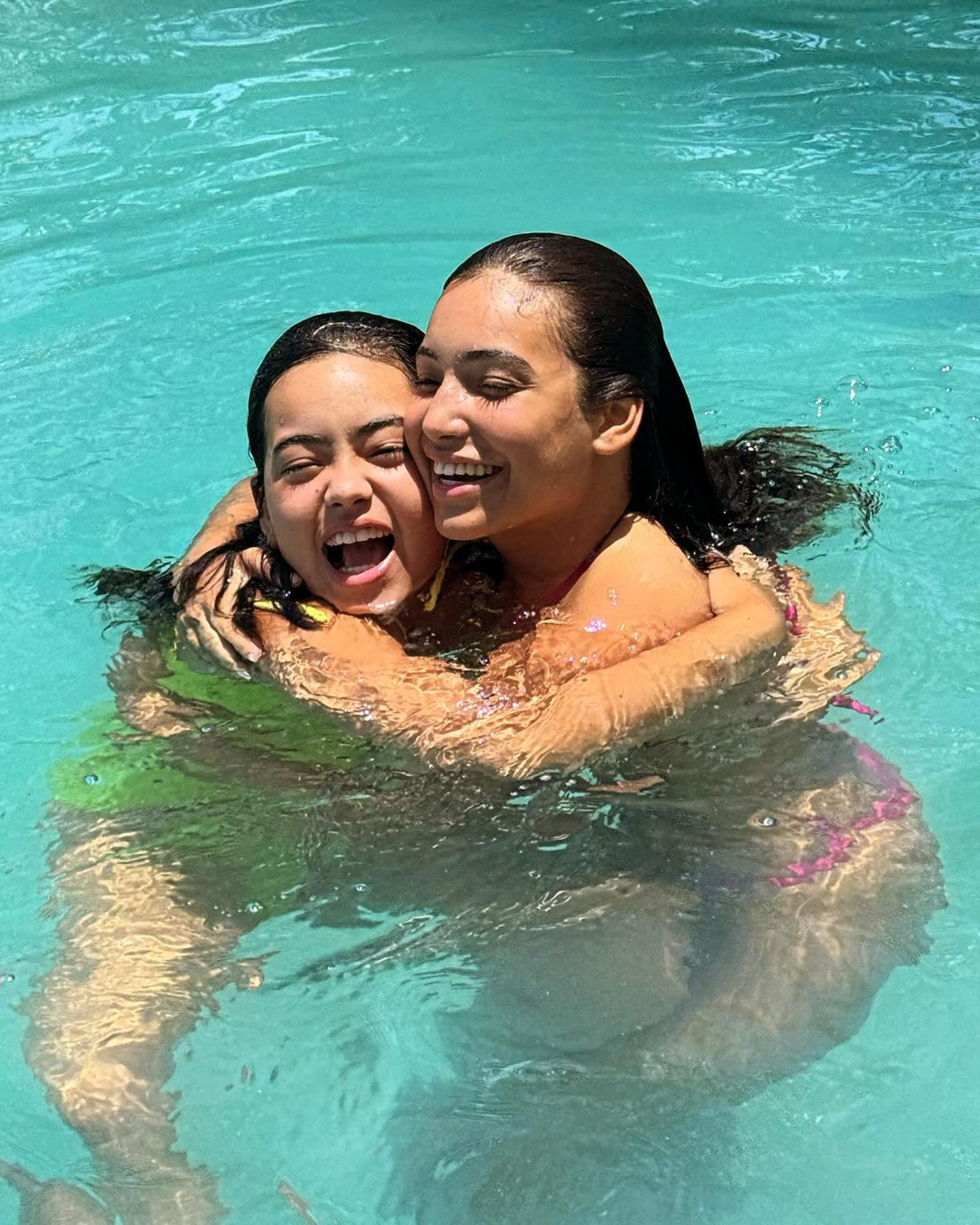 Vanessa Lopes surge em novos registros recebendo o carinho da família 
 - Reprodução / Instagram 