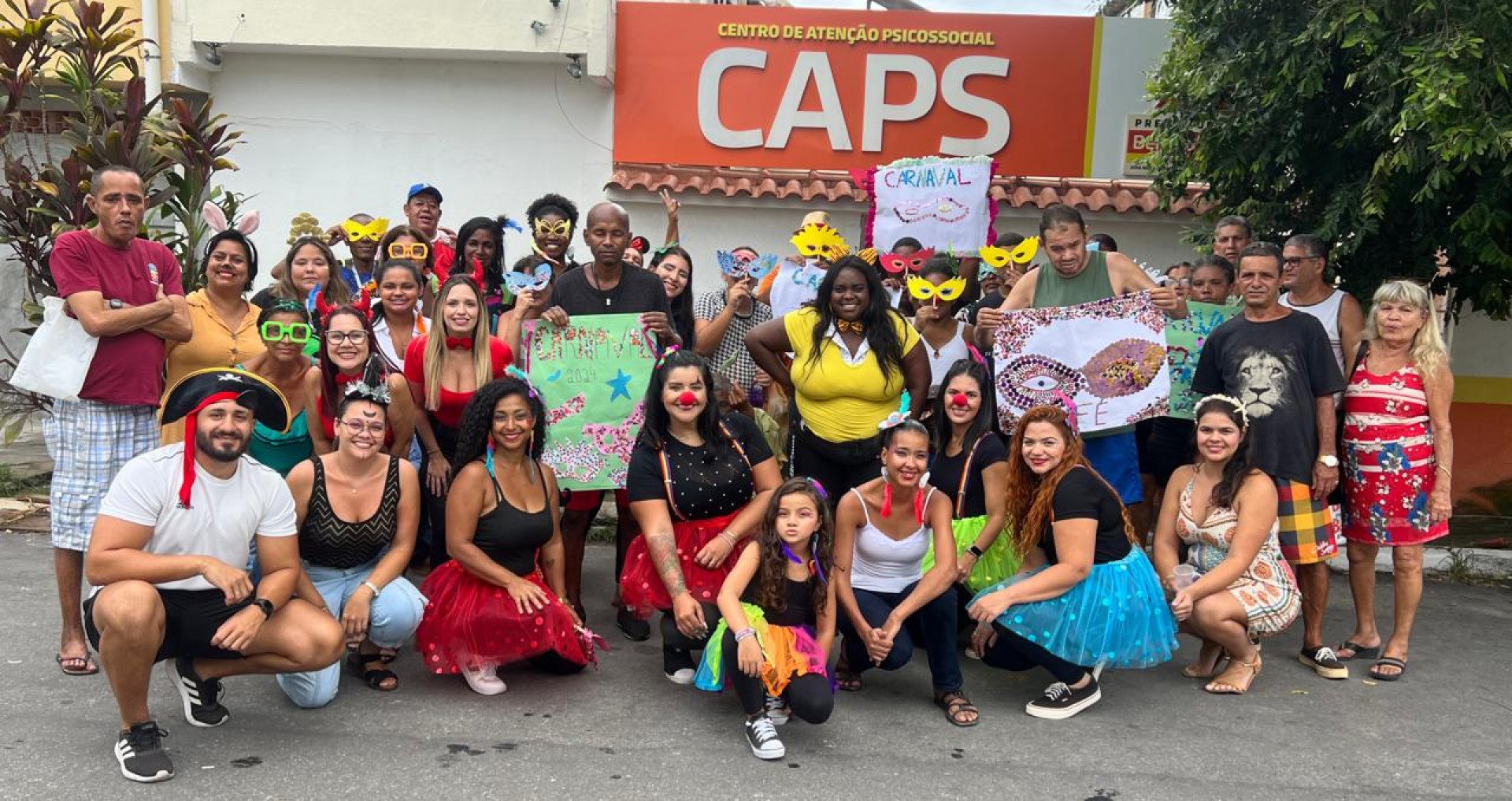 Com muitas máscaras, cartazes e acessórios de cabelo, a equipe do Caps criou um ambiente festivo com muita diversão - Divulgação / PMBR