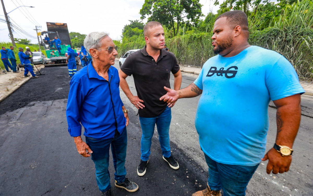O secretário Matheus Carneiro (ao centro) com o vereador Nelci Praça (E) na Estrada Belford Roxo