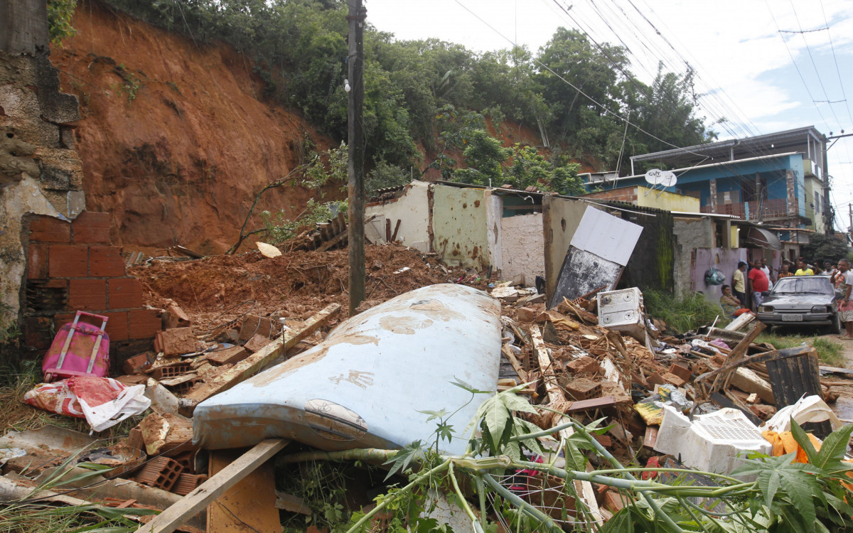 Desabamento com v&iacute;tima em Japeri, na Baixada Fluminense. Na foto, local onde desabou uma casa e uma crian&ccedil;a morreu, nesta quinta-feira (22). - Reginaldo Pimenta / Ag&ecirc;ncia O Dia