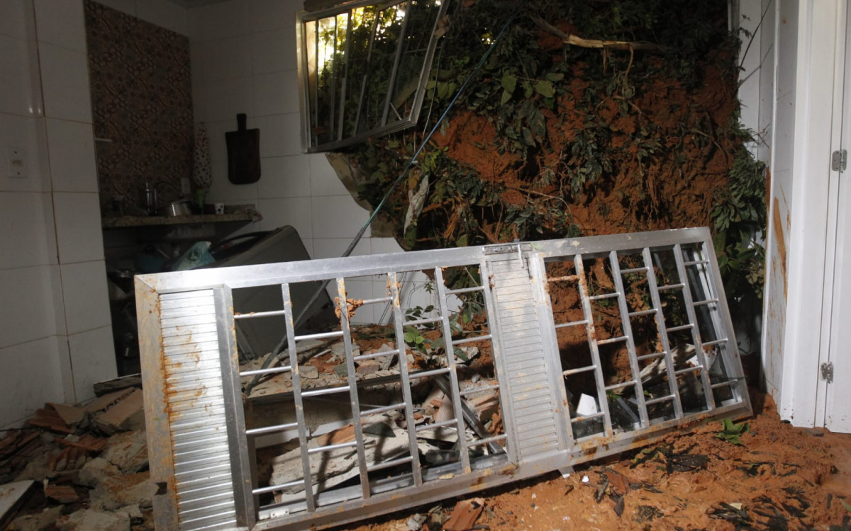 Marlon da Silva também teve a casa atingida durante às chuvas em Japeri - Reginaldo Pimenta/Agência O DIA