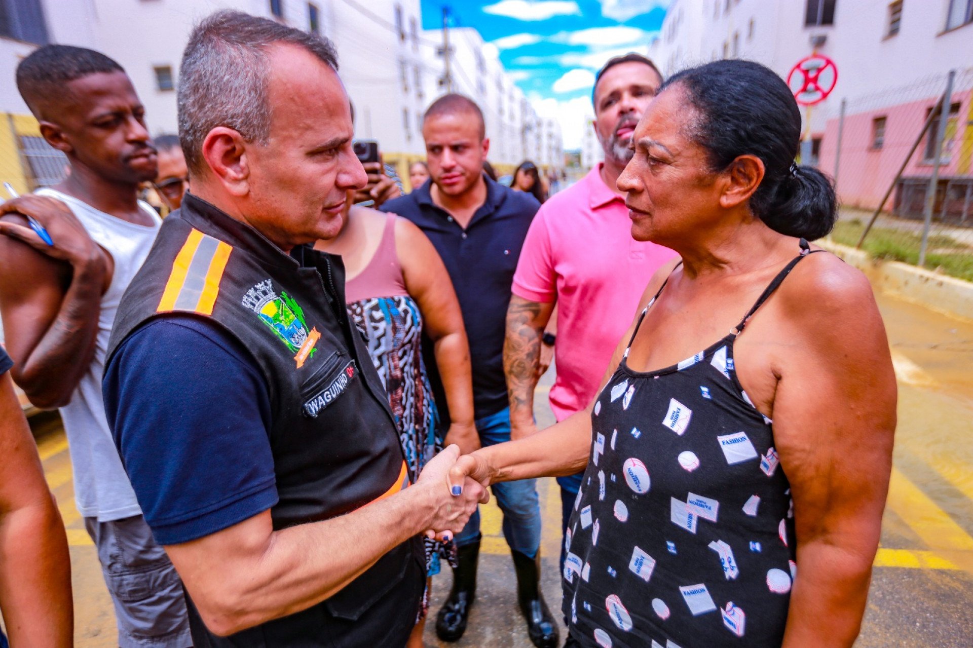 Enedina da Silva conversou com o prefeito e revelou que teve a residência invadida pela lama e água da enchente na rua Tembés - Rafael Barreto / PMBR