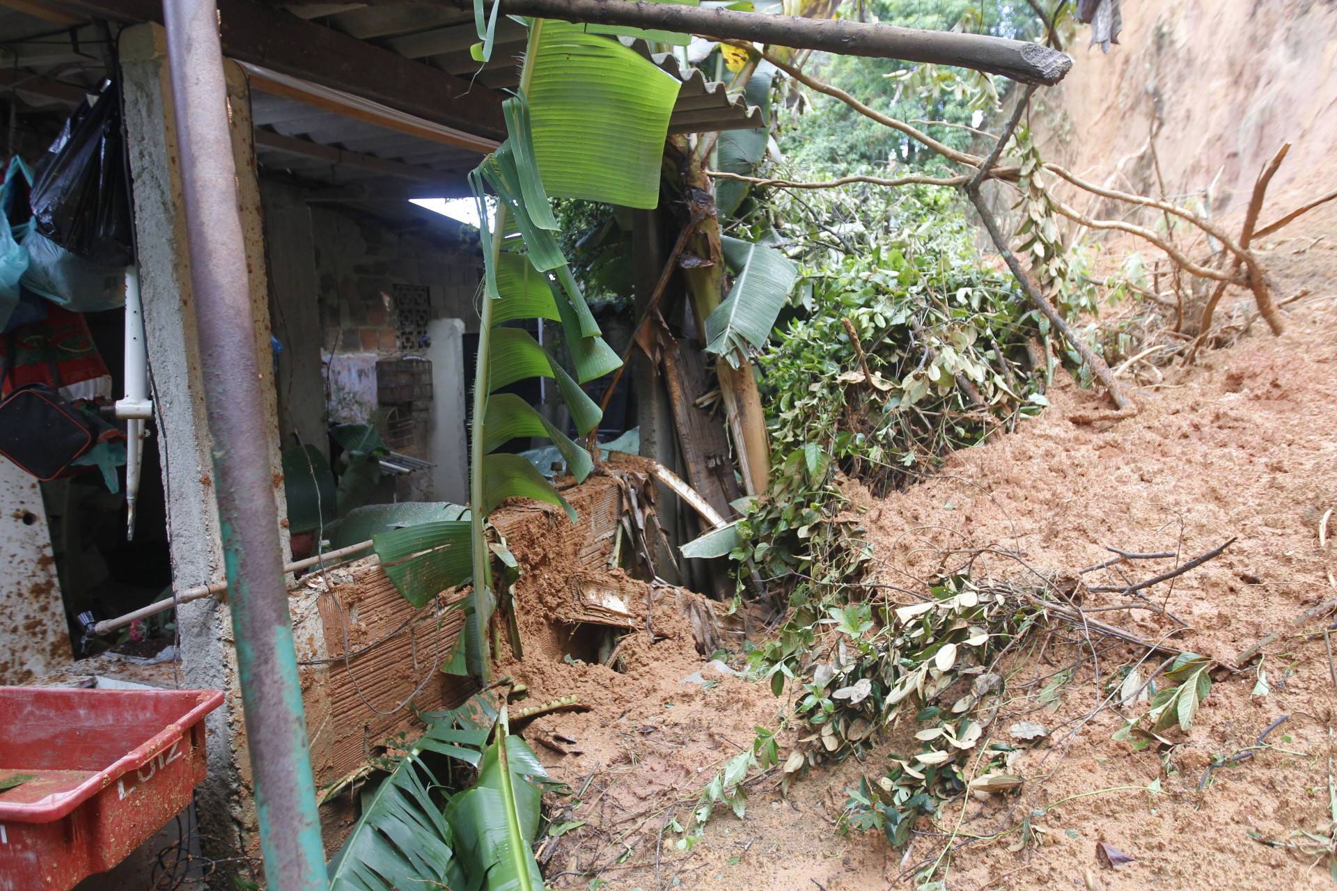 Menino de 2 anos morreu ap&oacute;s deslizamento de terra atingir casa em Japeri - Reginaldo Pimenta / Ag&ecirc;ncia O Dia