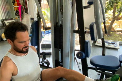 Luciano Camargo pega pesado em treino de perna e fãs elogiam: 'Tá igual jogador de futebol'