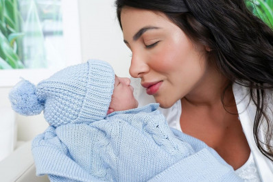 Namorada de Arthur Aguiar, Jheny Santucci se declara para o filho do casal: 'Renasci de você'