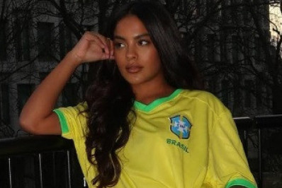 Bella Campos posa com a camisa do Brasil em Londres e coleciona elogios