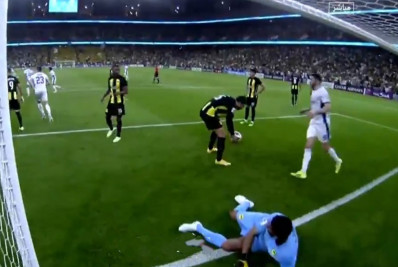 Após polêmicas no Al-Ittihad, Benzema faz gol contra. Confira o vídeo