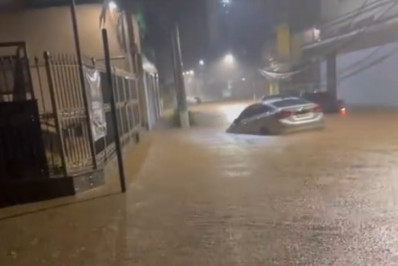 Temporal deixa casas e ruas debaixo d'água em Paracambi