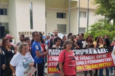 Profissionais da educação de Cabo Frio protestam por melhorias
