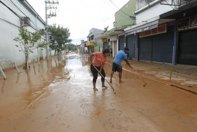 Após temporal em Nova Iguaçu, comerciantes lamentam prejuízos: 'pedir a Deus um direcionamento'