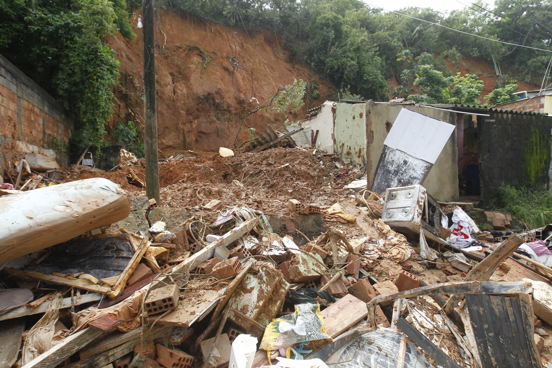 Menino de 2 anos morreu ap&oacute;s deslizamento de terra atingir casa em Japeri - Reginaldo Pimenta / Ag&ecirc;ncia O Dia