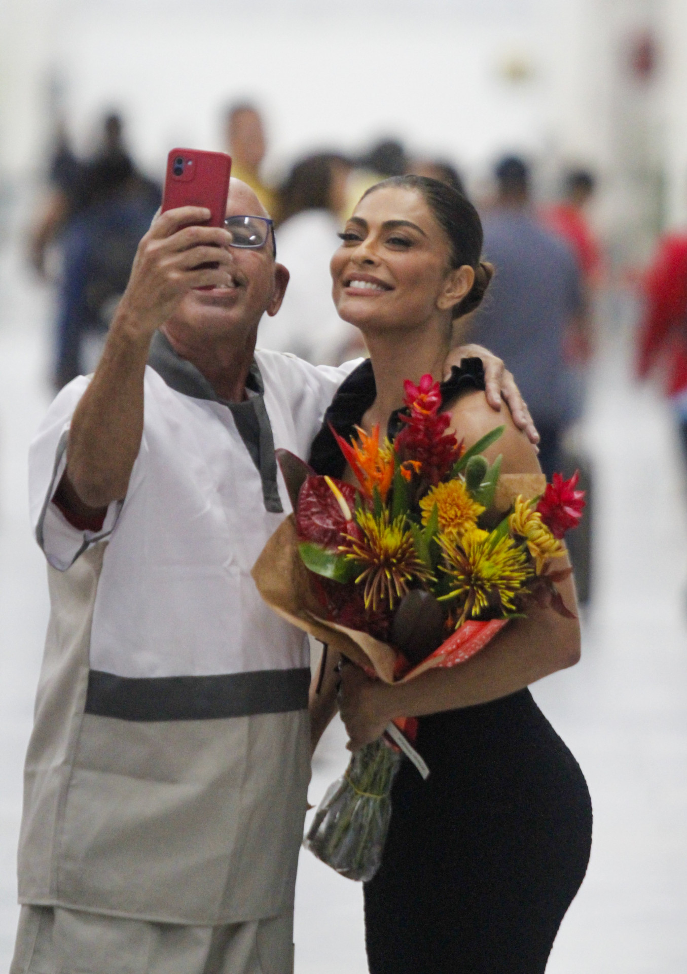 Juliana Paes esbanja simpatia em aeroporto no Rio - Adão e Anna Julia / Agnews