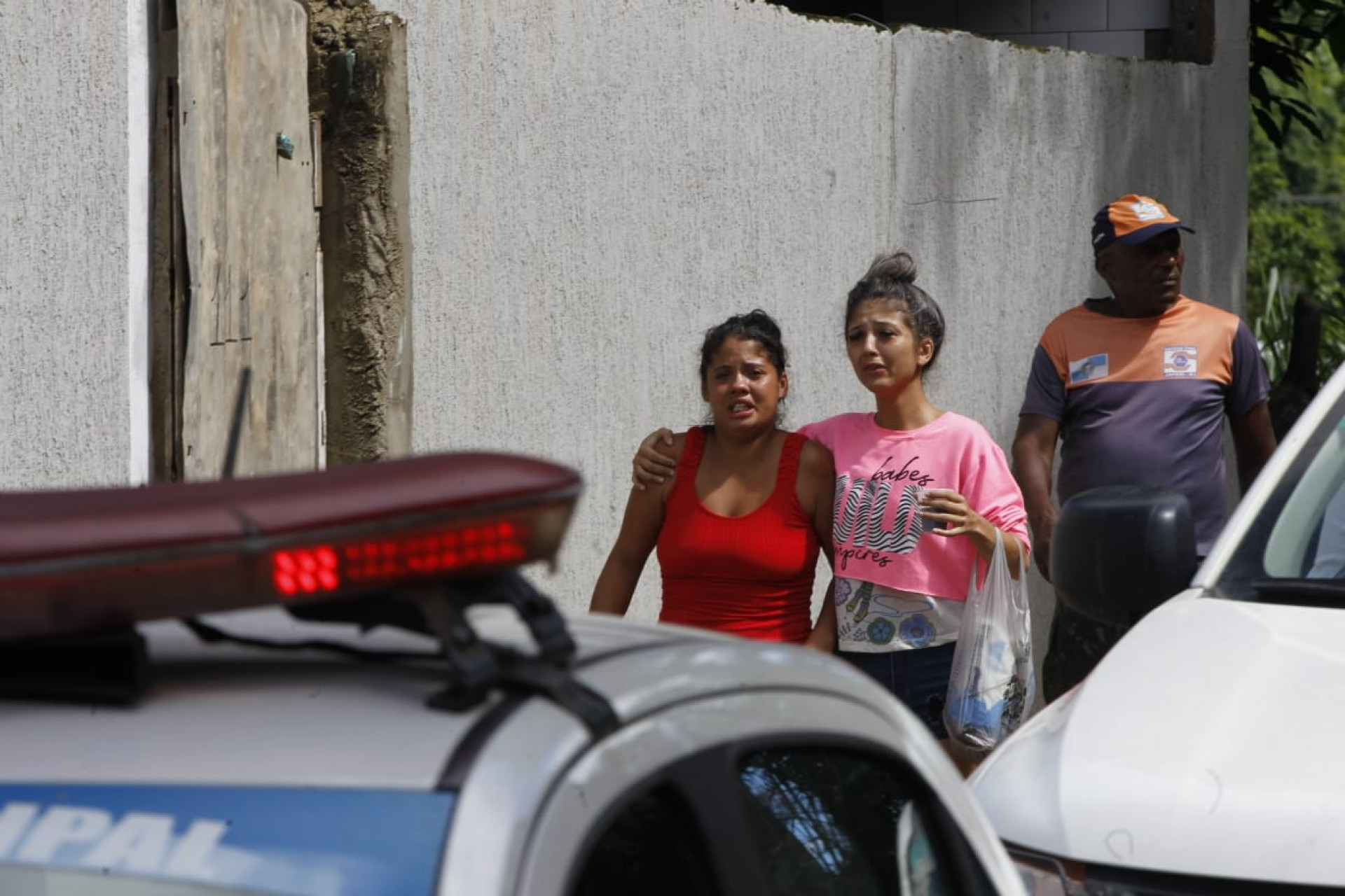 De vermelho, mãe do menino que morreu após ser soterrado - Reginaldo Pimenta/Agência O DIA