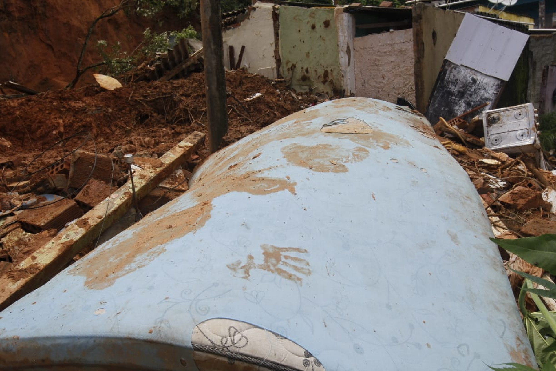 A casa ficou completamente destruída após desabamento - Reginaldo Pimenta/Agência O DIA