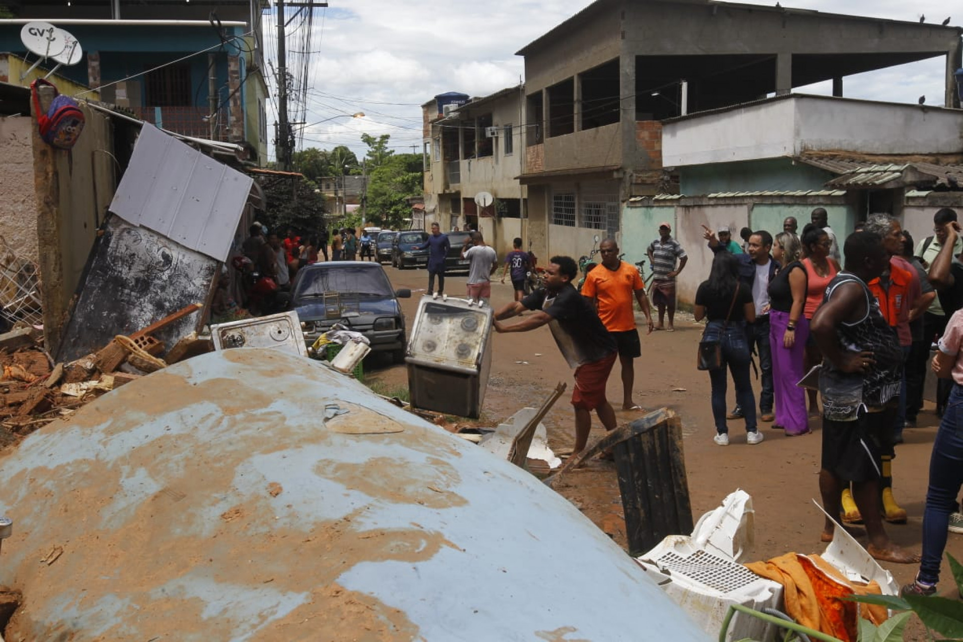 Familiares e vizinhos tentam aproveitar os móveis que sobraram após o desabamento - Reginaldo Pimenta/Agência O DIA